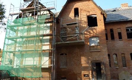 Nowy właściciel zapewnia, że cegły specjalnie do remontu budynku sprowadził aż z cegielni w okolicach Olsztyna. Prace budowlane pochłoną około 2 mln
