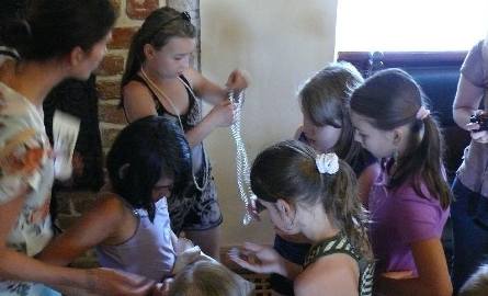 W czasie spotkania w muzeum dzieci bawiły się w poszukiwaczy skarbów.