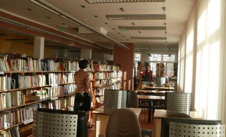 W miejskiej bibliotece jest teraz dużo więcej miejsca na nowe książki i nowych czytelników.