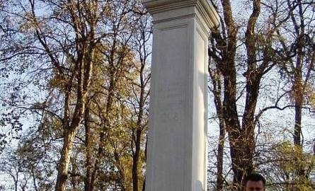 Wśród odnowionych dzięki kwestom zabytków jest imponująca rzeźba na nagrobku familijnym rodziny Czerwińskich, pochodząca z 1822 roku.
