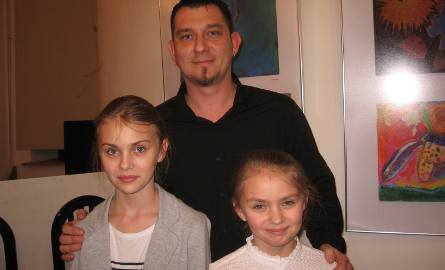 Jakub Strzelecki ze swoimi uczennicami, siostrami Mają i Martyną Milczarskimi