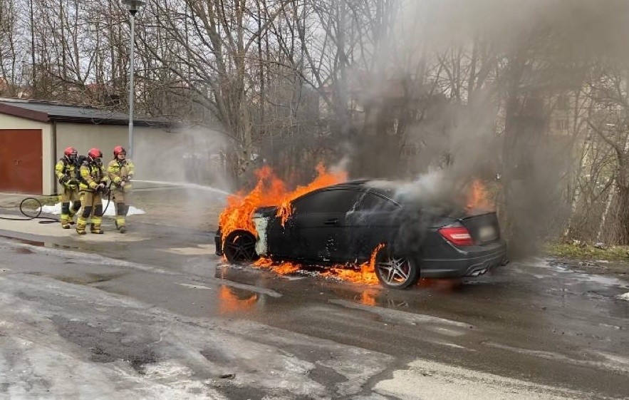 Pożar w Przemyślu. Mercedes C 63 zapalił się podczas jazdy