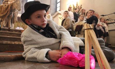 Młody aktor ze Szkoły Podstawowej w Łukowej jako pasterz.
