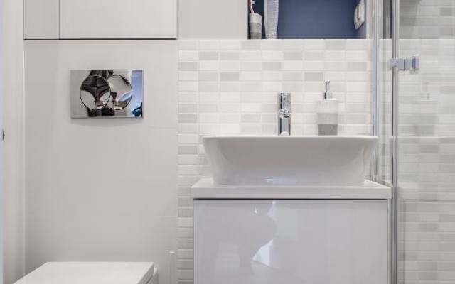 Przestrzeń nad zabudową stelaża WC można wykorzystać do stworzenia szafki do przechowywania na przykład środków czystości lub ręczników.
