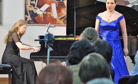 Ilona Krzywicka zaśpiewała sopranem, a na fortepianie zagrała Laura Sobolewska