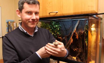 Kandydat PO na prezydenta Radomia trzyma w domu sympatyczną jaszczurkę.
