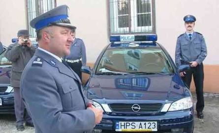 Leszek Zmarzły, szef Komendy Powiatowej Policji we Włoszczowie, dziękuje fundatorom za kupno nowych radiowozów.