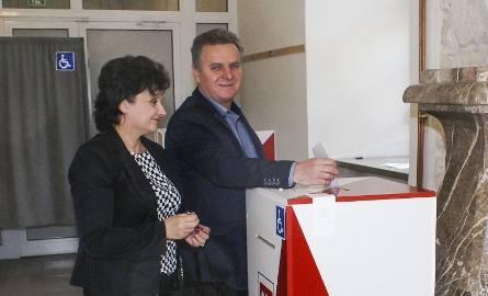 Tuż po godzinie 17 w lokalu wyborczym w Muzeum Regionalnym głosował burmistrz Pińczowa Włodzimierz Badurak z żoną Małgorzatą.