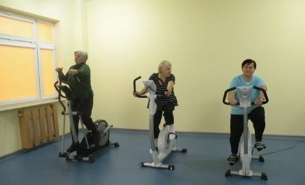 Aktywność fizyczna w podeszłym wieku jest jak najbardziej wskazana – seniorzy z zapałem ćwiczyli na siłowni.