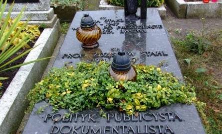 W Szymiszowie pod Górą św. Anny znajduje się grób Zdzisława Stahla, publicysty, twórcy Archiwum Katyńskiego w Londynie.