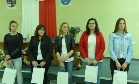 Nagrodzeni uczniowie szkół ponadgimnazjalnych: Katarzyna Nędzka, Dominika Latała, Jolanta Borek, Joanna Śmigielska i Paulina Adamczyk.