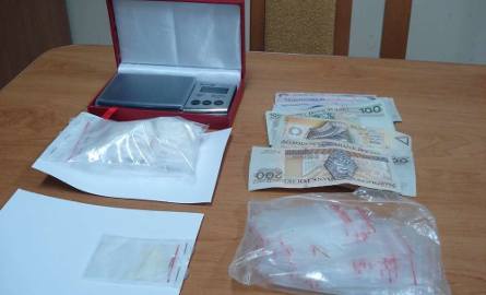 Toruń. Akcja CBŚ i toruńskich kryminalnych. Zarekwirowano kilogram narkotyków, pieniądze i broń [wideo]