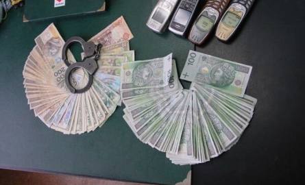 W mieszkaniu jednego z podejrzanych policja znalazła kajdanki oraz pieniądze w różnych walutach.