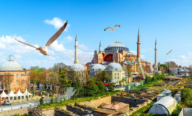 W stolicy Turcji spotykają się dwie cywilizacje - chrześijańska z islamską - a także Europa z Azją, historia i współczesność.