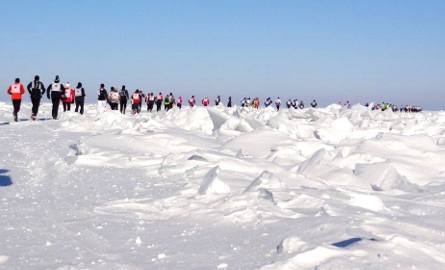 Bieg wśród śniegu i lodu po najgłębszym jeziorze świata był niesamowitym testem wytrzymałości.