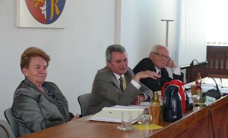 Tadeusz Nowicki (z prawej, obok przewodniczący rady Tadeusz Osiński i wiceprzewodnicząca Teresa Majkusiak) bronił się odczytując fragment dokumentów