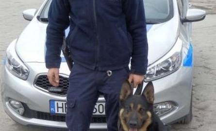 Starszy sierżant Krzysztof Żarski z psem, który wytropił mężczyznę podejrzanego o jazdę po pijanemu