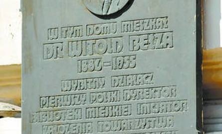 W lutym 1984 roku przy ówczesnych Al. 1 Maja 33 (obecnie ul. Gdańska), gdzie mieszkał Witold Bełza, odsłonięto tablicę pamięci dyrektora