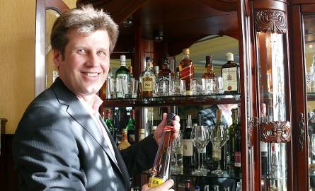 Piotr Sobieniak, właściciel „Lorda”, otwiera znakomicie wyposażony barek w kawiarni. - Mamy tutaj niemal wszystkie alkohole świata – mówi.