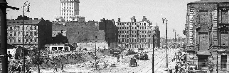 Widok z wciąż zrujnowanej Marszałkowskiej w stronę budowanego Pałacu Kultury i Nauki i Alej Jerozolimskich. 1954 r.