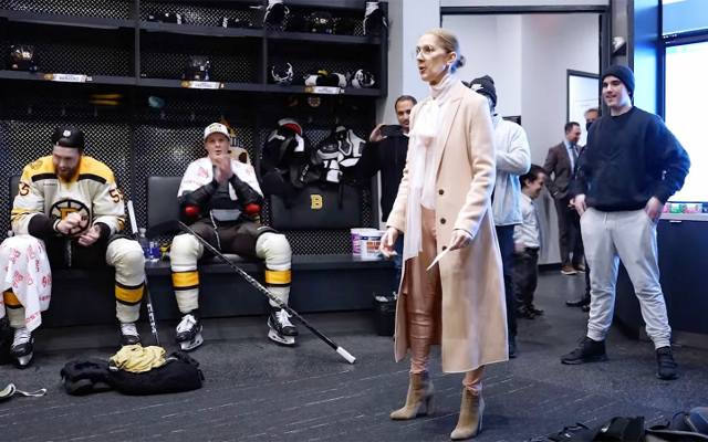 Celine Dion przyszła do szatni drużyny NHL Boston Bruins, wyśpiewała skład i zażartowała z półnagiego hokeisty [WIDEO]