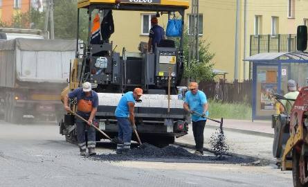 Na ulicy Mrozowskiego w środę drogowcy zaczęli układać warstwę asfaltu.