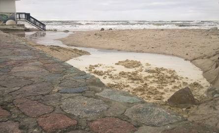 Na Bałtyku sztorm. Morze niszczy plaże i nabrzeże (zdjęcia)