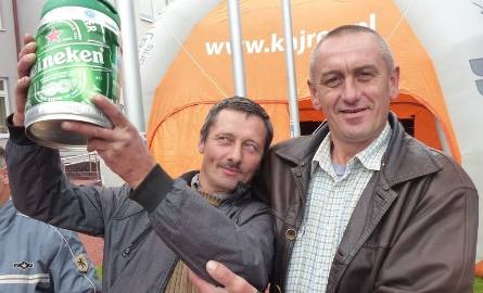 Szwagrowie, Andrzej Chmielewski i Eugeniusz Dulęba z nagrodą za zwycięstwo w przeciąganiu liny.