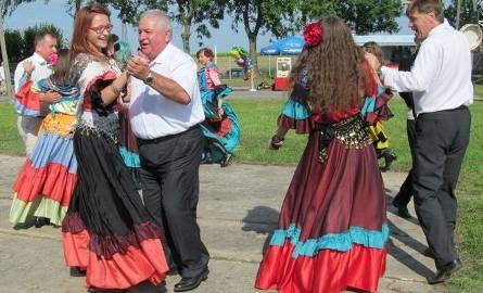 Młodzież z zespołu Iskra z Ożarowa porwała do tańca samorządowców. Na zdjęciu Marcin Majcher, burmistrz sąsiedniej gminy Ożarów oraz Tomasz Sobieraj,