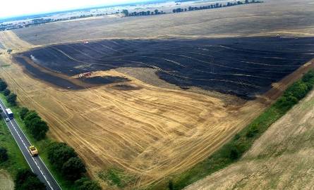 Spalone 21 hektarów zboża. Zdjęcie zrobione ze śmigłowca.