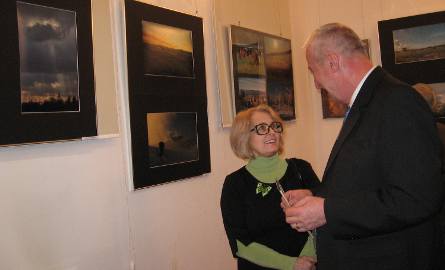 Krystyna Szymańska, szefowa radomskiej kultury i wiceprezydent Karol Semik rozmawiają o wystawie.