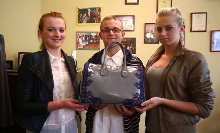 Oryginalną torebkę zaprojektowali i wykonali uczniowie z klasy II kaletniczej:  od prawej - Paulina Rutkowska, Artur Korcz i Paulina Stachurska