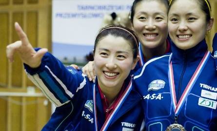 Jia Jun - z lewej, z koleżankami z drużyny Nan Ying (w środku) i Li Qian.