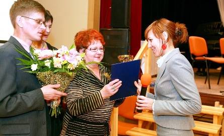 Podziękowanie za pomoc niepełnosprawnym dla dyrektorki TOK Renaty Basty. Z prawej szefowa PCPR Joanna Hanczewska.