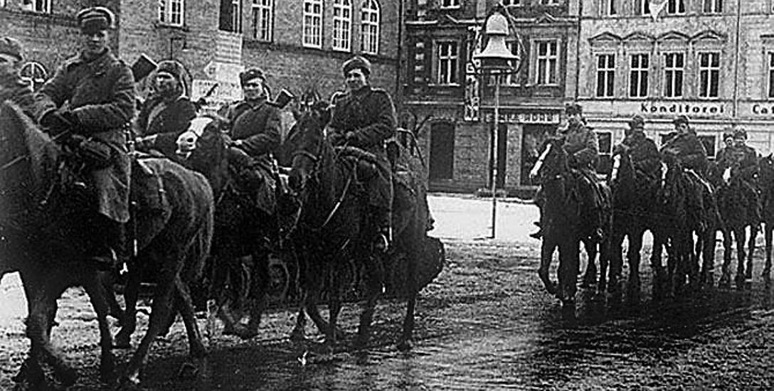 Zima 1945 roku, kawaleria rosyjska na placu przed ratuszem w zdobytym Szczecinku