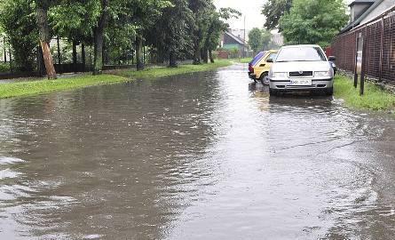 Ulica Okrzei jest zalana od kilku dni. Nie ma możliwości przejść środkiem ulicy bez wysokich kaloszy.