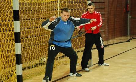 Karol Drabik (z lewej) i Karol Szewczyk - bramkarze KSZO Odlewnia przygotowujący się do meczu z MOSM HIT Bytom.