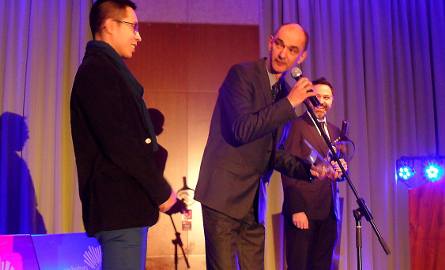 Legendarny Leszek Kucharski (przy mikrofonie) wręczył Diamentową Rakietkę Wangowei Zeng Yi - najlepszemu zawodnikowi