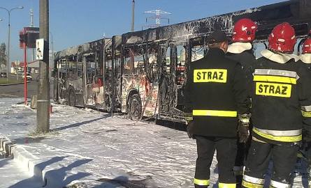 Autobus linii nr 5 stanął w płomieniach. Jest doszczętnie spalony. (2x zdjęcia i 2x film)