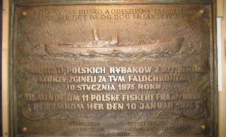 Tablica, którą 26 września żeglarze przymocują do falochrony w miejscu, gdzie zatonęła "Brda".