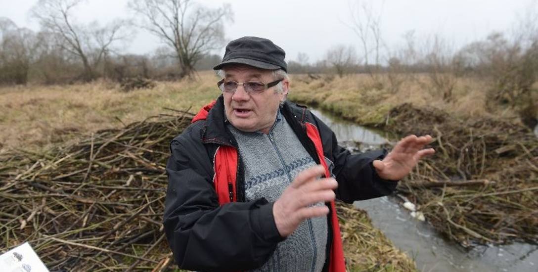 - Te łąki i pola są od lat zalewane -  mówi sołtys Janusz Błażków.