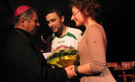 Przedstawienie bardzo pochwalił gość wieczoru ksiądz biskup Henryk Tomasik. Kwiaty wręczyli mu Ania Szafrańska i Kuba Sałek.
