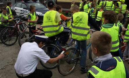Policjanci pomagali oznaczać rowery odblaskowymi nalepkami