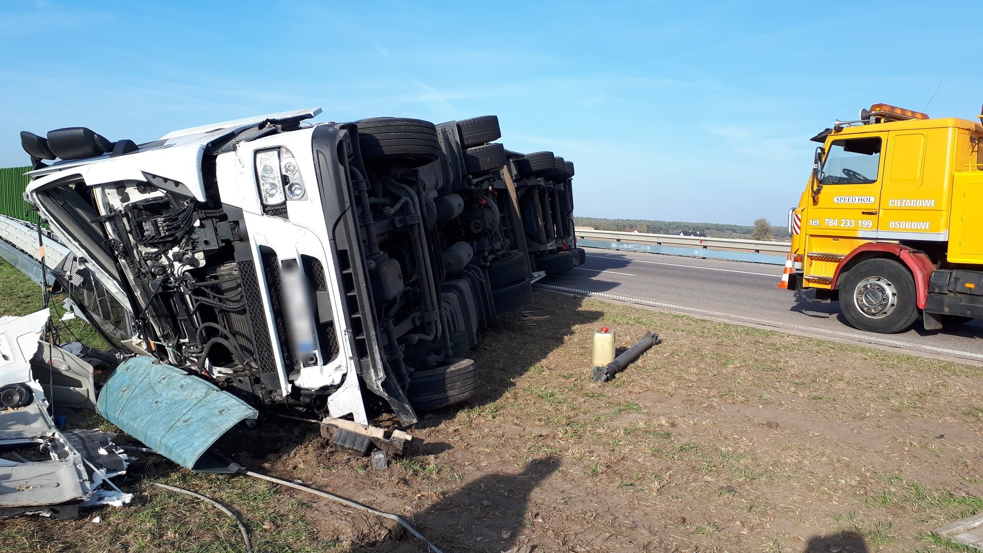 Wypadek na autostradzie A4 koło Jarosławia. Wywróciła się