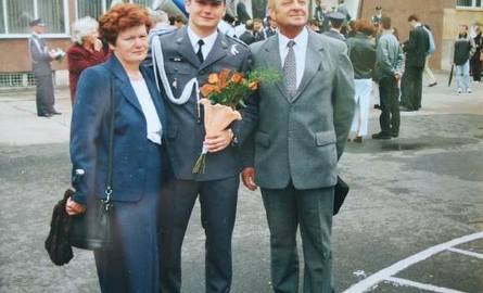 Artur Ziętek po promocji w dęblińskiej Szkole Orląt, w 2001 roku, z mamą Jadwigą i tatą Mieczysławem.
