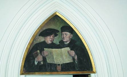 W Bibliotece Bernardynów nad wejściem, malarz  Jerzy Rupniewski uwiecznił dyrektora Witolda Bełzę (po lewej) i Kazimierza Kierskiego