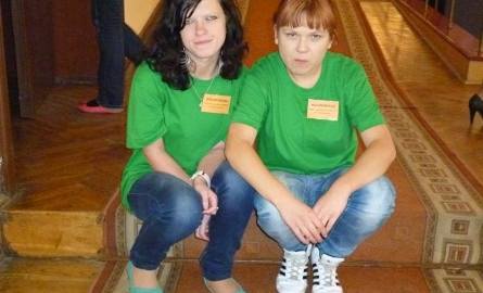 Młodym artystom pomagały wolontariuszki: od lewej Karolina Kaim i Katarzyna Skrzypczak.