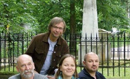 W parku czarnoleskim na kamieniu siedzą uczestnicy ra-domskiego spotkania projektu "Rodzinna Europa”-  od prawej: Sergiej Morejno, Ingmara Balode