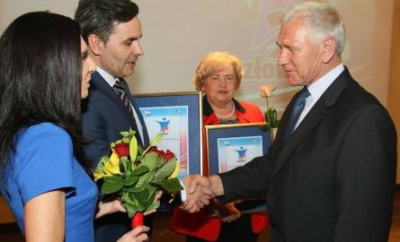 Mieczysław Sas został także Człowiekiem 25-lecia w kategorii Działalność społeczna. Gratulowali mu Anna Kupisz i Stanisław Wróbel.