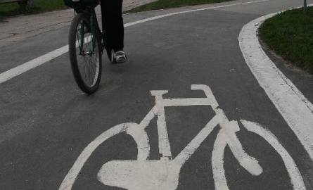 Problemem, na który zwracają uwagę rowerzyści jest odmienna i niespójna kolorystyka tras rowerowych. Jedne – tak jak na Alei IX Wieków wyłożone są czerwona